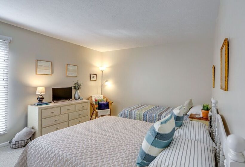 Welcoming Port Clinton Home W/ Private Deck!
