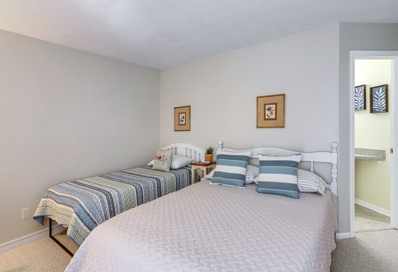 Welcoming Port Clinton Home W/ Private Deck!