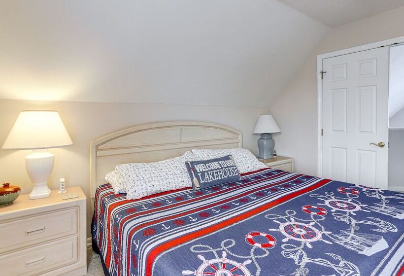 Welcoming Port Clinton Home W/ Private Deck!