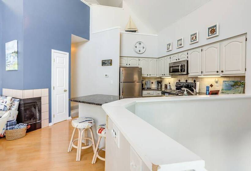 Welcoming Port Clinton Home W/ Private Deck!