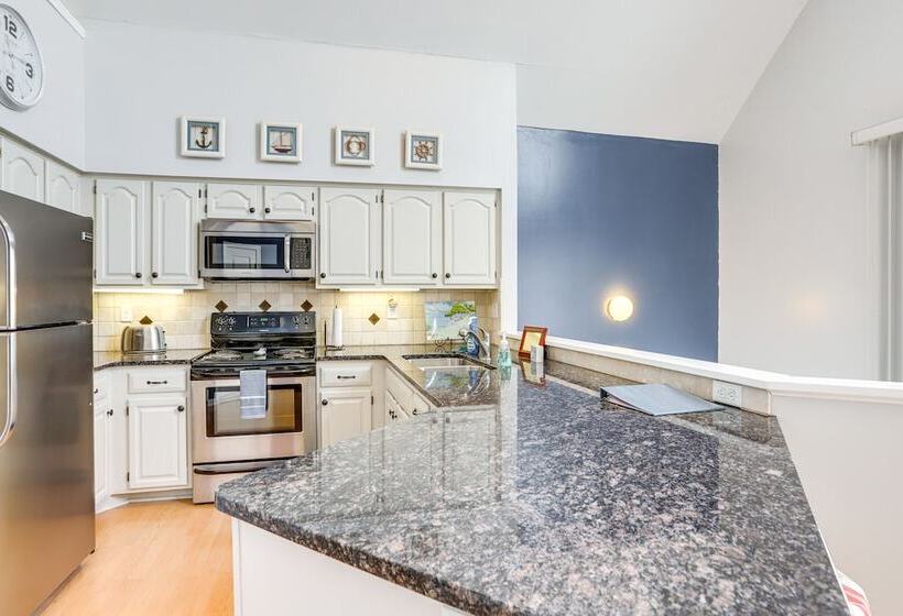 Welcoming Port Clinton Home W/ Private Deck!