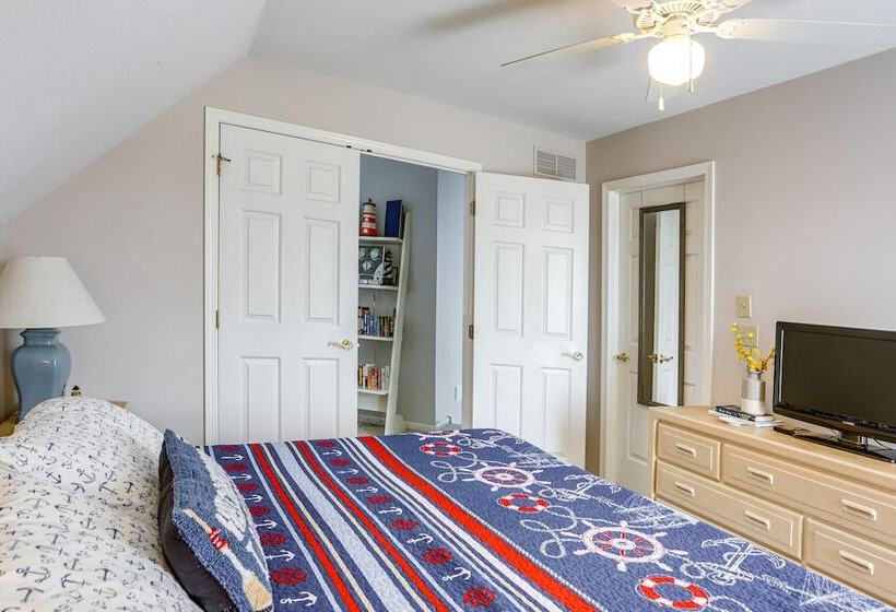 Welcoming Port Clinton Home W/ Private Deck!