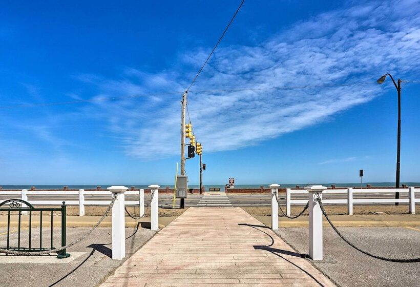 Welcoming Port Clinton Home W/ Private Deck!
