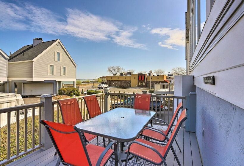 Welcoming Port Clinton Home W/ Private Deck!