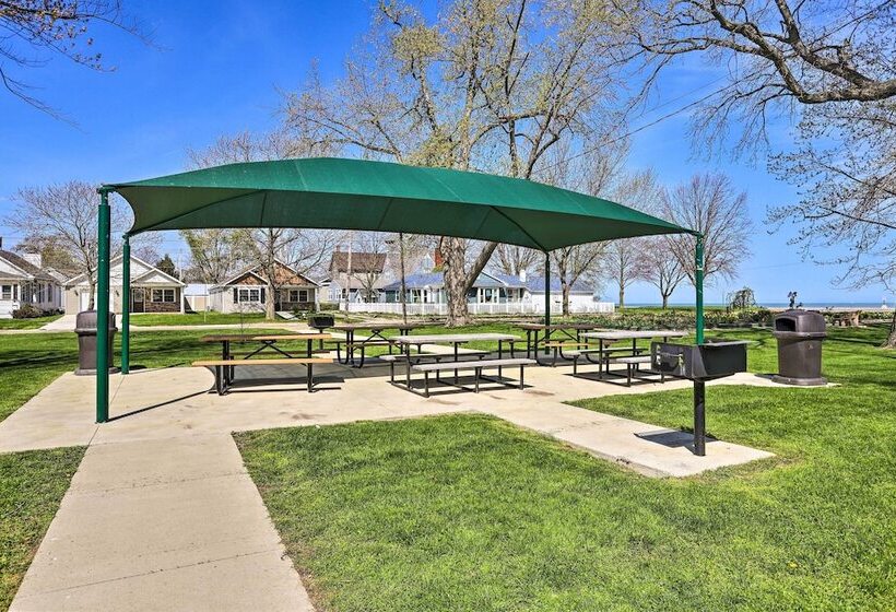 Welcoming Port Clinton Home W/ Private Deck!