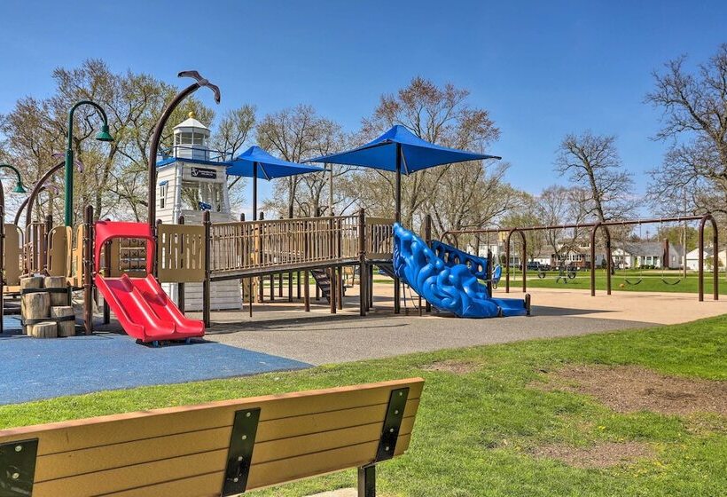 Welcoming Port Clinton Home W/ Private Deck!