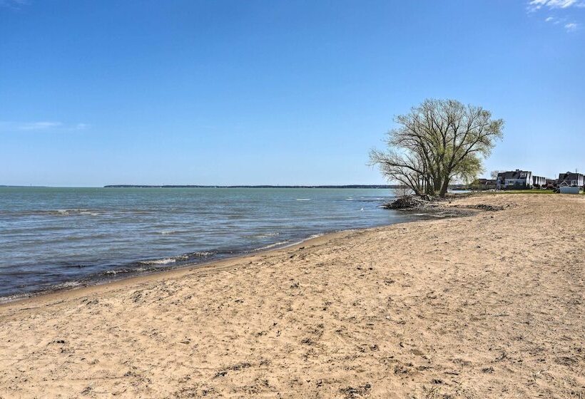 Welcoming Port Clinton Home W/ Private Deck!