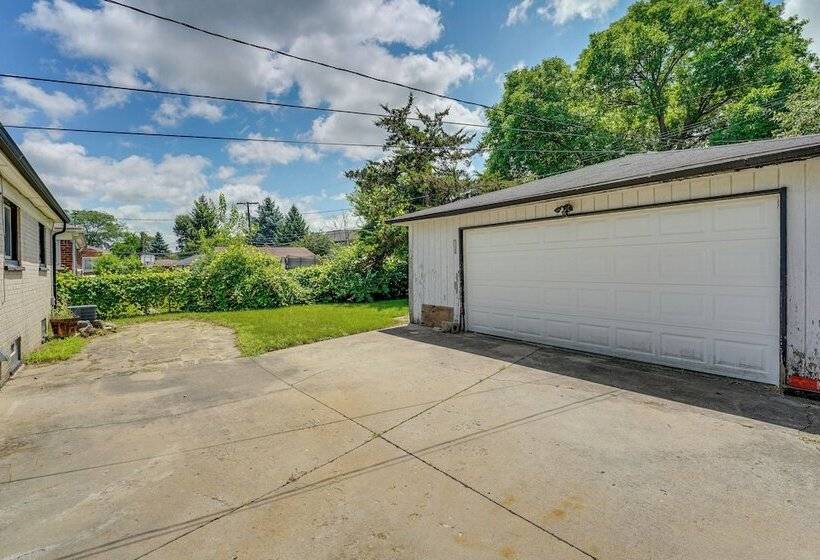 Westland Home ~ 20 Mi To Downtown Detroit!