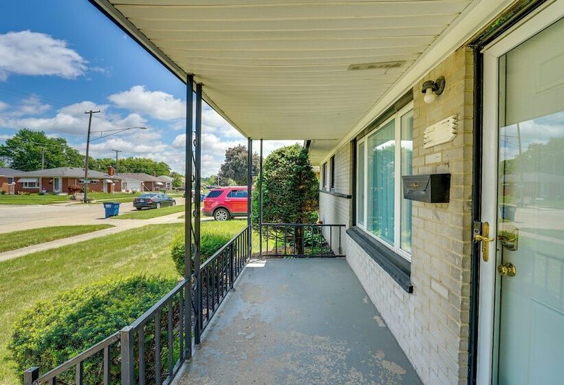 Westland Home ~ 20 Mi To Downtown Detroit!