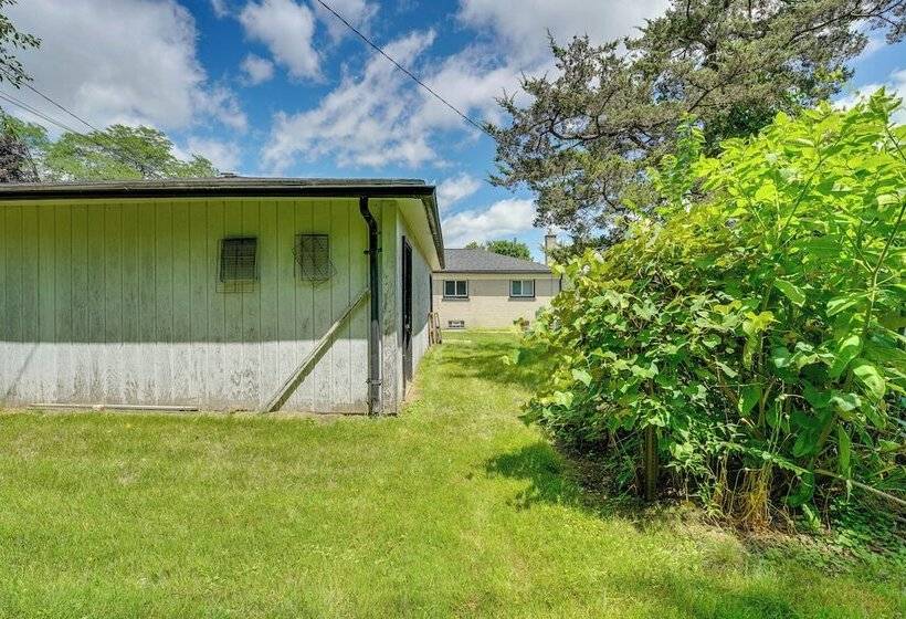 Westland Home ~ 20 Mi To Downtown Detroit!