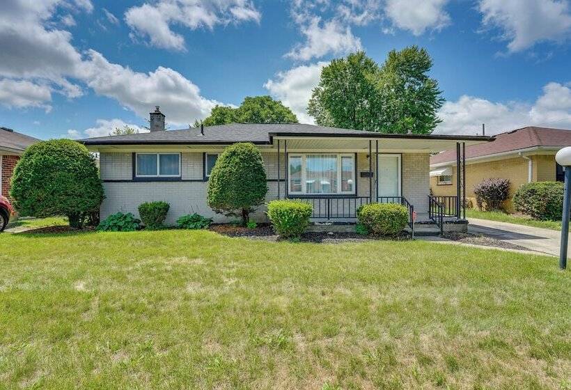 Westland Home ~ 20 Mi To Downtown Detroit!