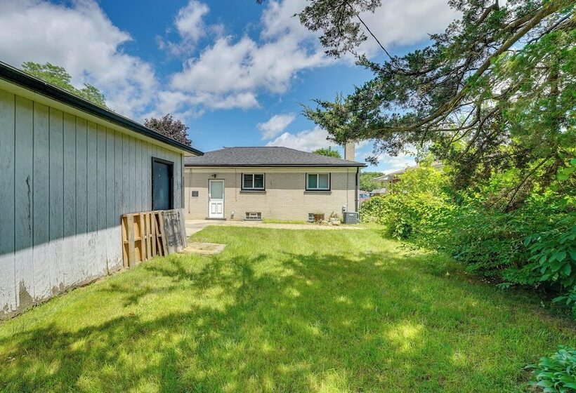 Westland Home ~ 20 Mi To Downtown Detroit!