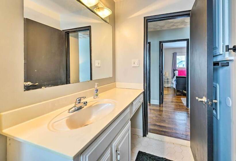 Westland Home ~ 20 Mi To Downtown Detroit!