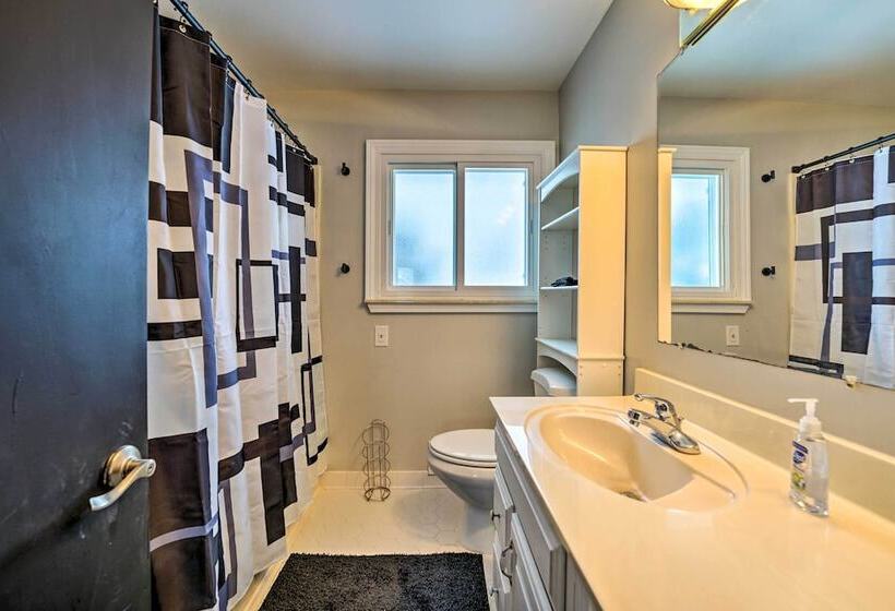 Westland Home ~ 20 Mi To Downtown Detroit!