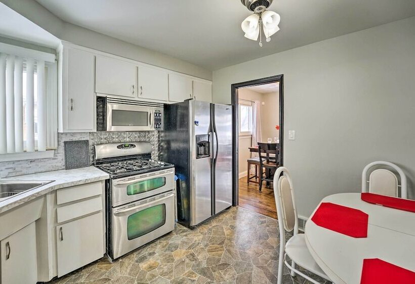 Westland Home ~ 20 Mi To Downtown Detroit!