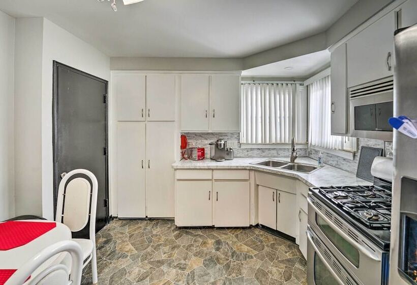 Westland Home ~ 20 Mi To Downtown Detroit!