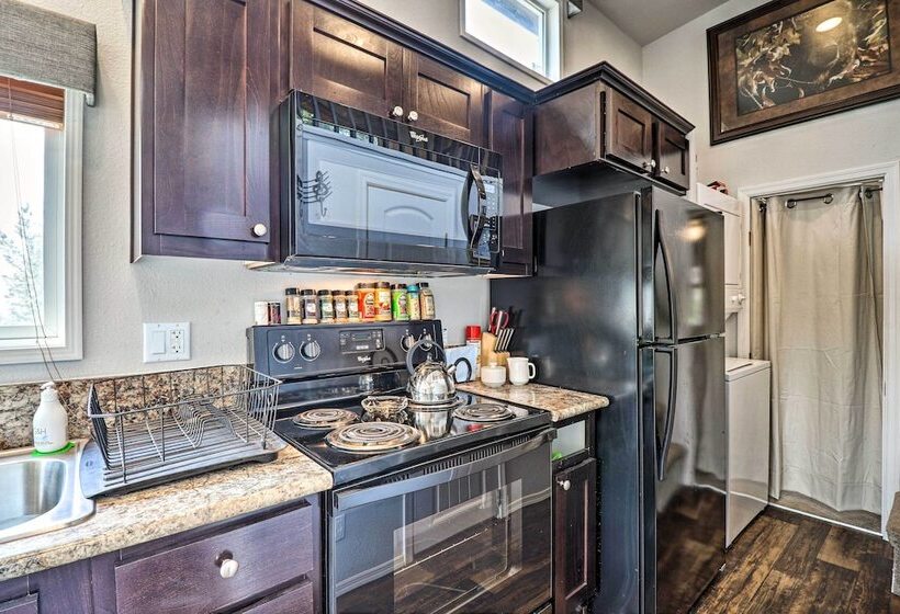 Wilderness Glamping: Eureka Tiny Home W/ Hot Tub!