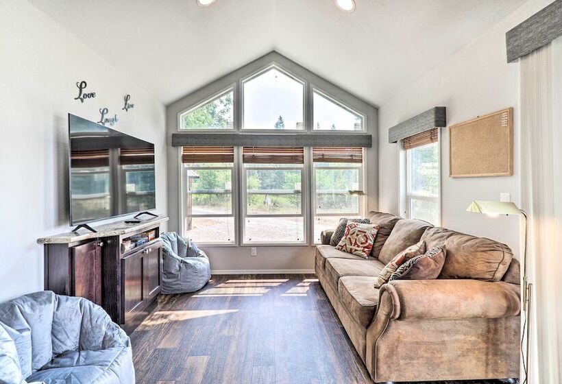 Wilderness Glamping: Eureka Tiny Home W/ Hot Tub!