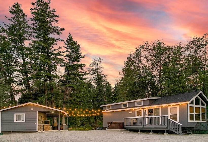 Wilderness Glamping: Eureka Tiny Home W/ Hot Tub!