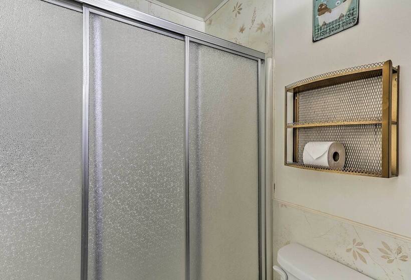 Willow Creek Hideaway W/ Deck, 1 Mi To River!