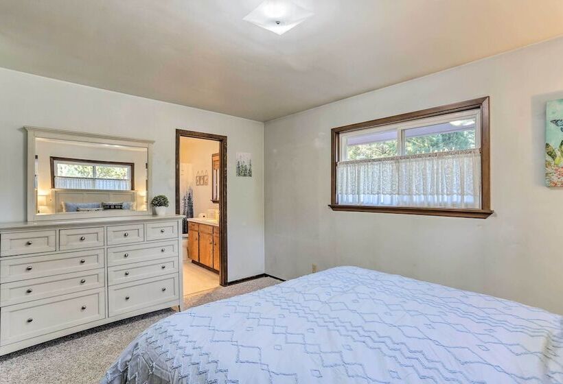 Willow Creek Hideaway W/ Deck, 1 Mi To River!