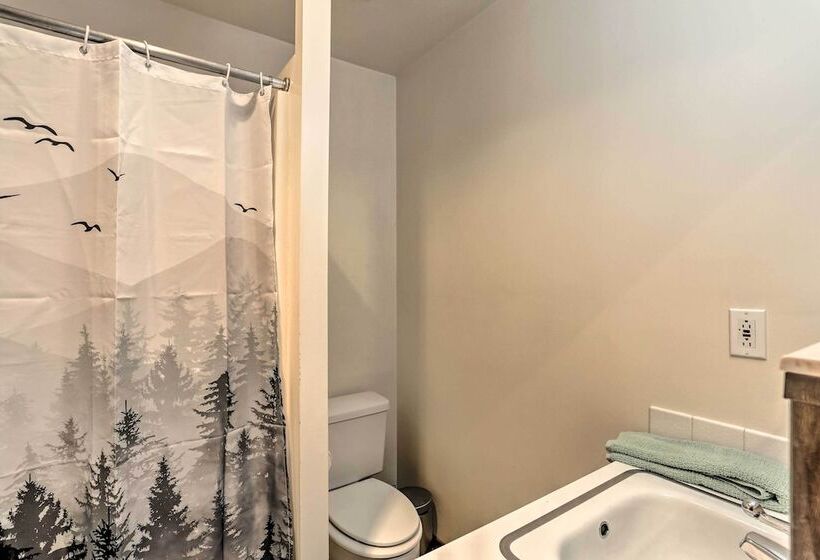 Willow Creek Hideaway W/ Deck, 1 Mi To River!