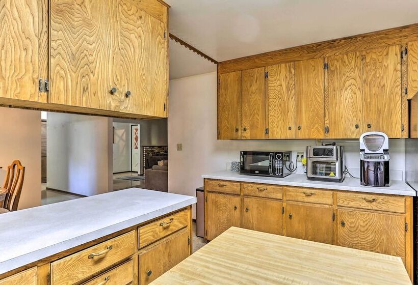 Willow Creek Hideaway W/ Deck, 1 Mi To River!