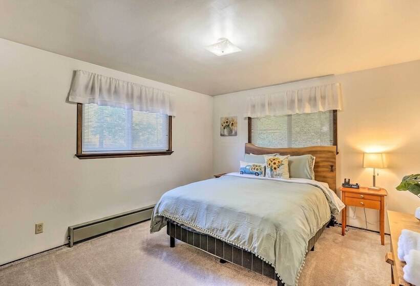 Willow Creek Hideaway W/ Deck, 1 Mi To River!