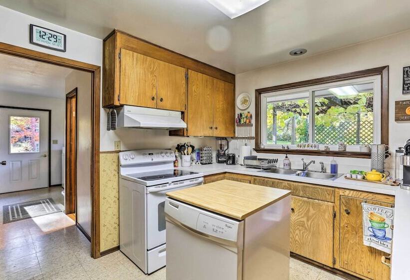 Willow Creek Hideaway W/ Deck, 1 Mi To River!