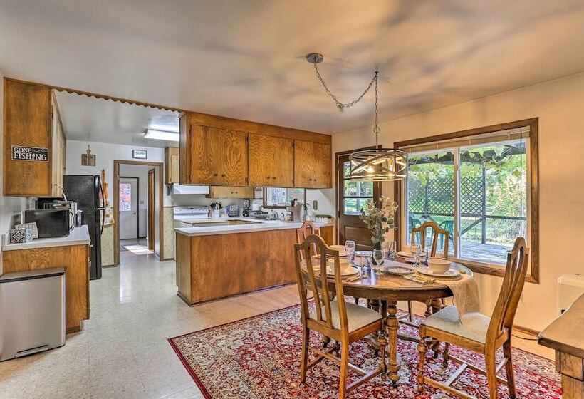 Willow Creek Hideaway W/ Deck, 1 Mi To River!