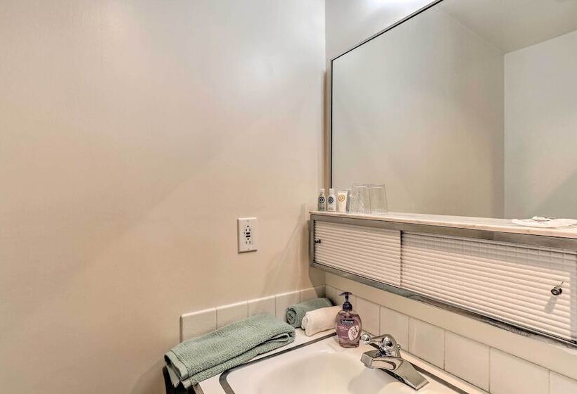 Willow Creek Hideaway W/ Deck, 1 Mi To River!