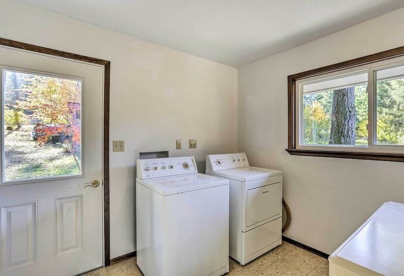 Willow Creek Hideaway W/ Deck, 1 Mi To River!