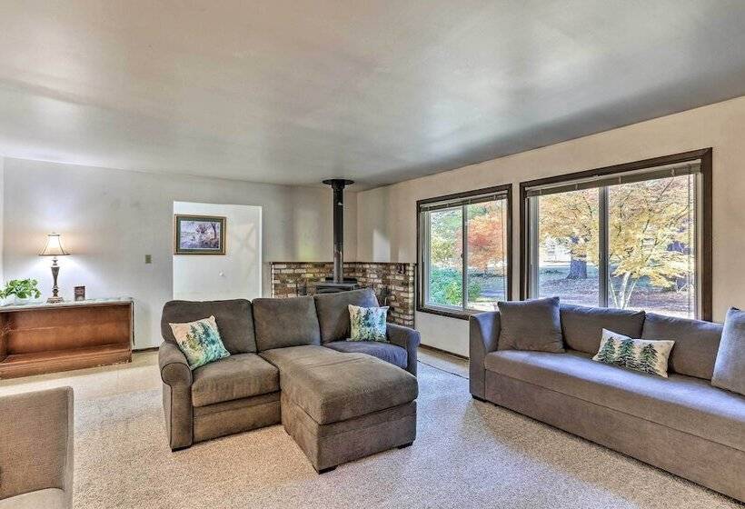 Willow Creek Hideaway W/ Deck, 1 Mi To River!