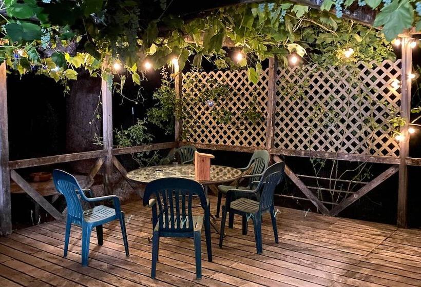 Willow Creek Hideaway W/ Deck, 1 Mi To River!