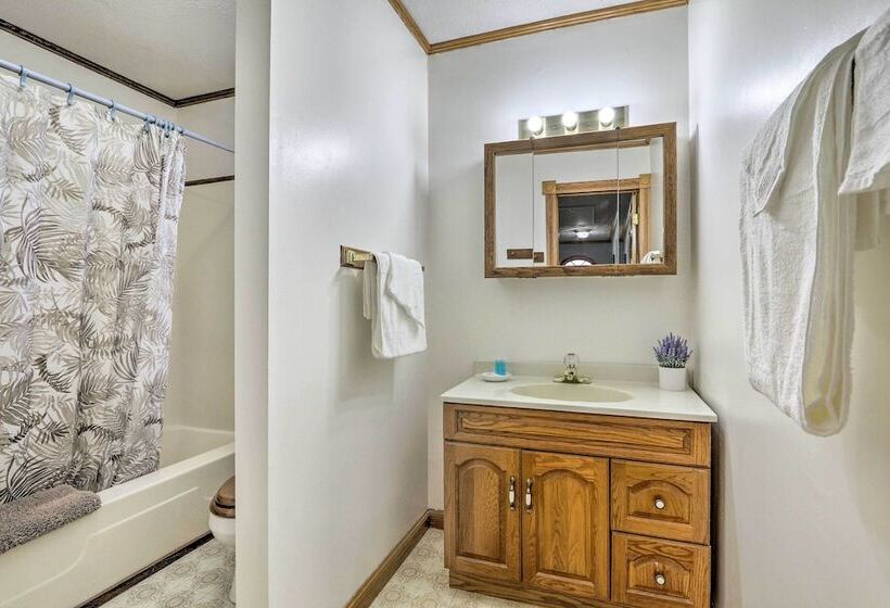 5 Acre Vacation Home W/ Woods & Hiking Ground