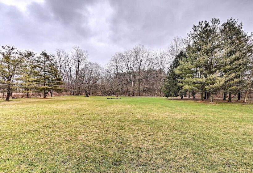 5 Acre Vacation Home W/ Woods & Hiking Ground