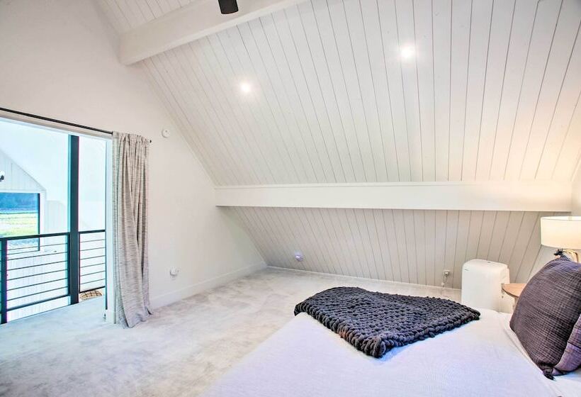 A Contemporary Dream: Lakefront Rathdrum Oasis!