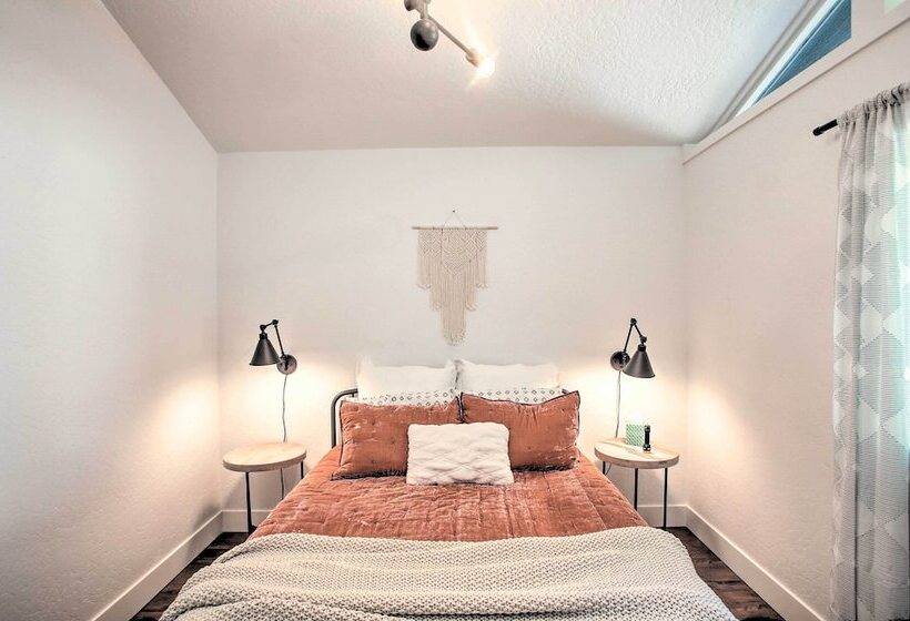 A Contemporary Dream: Lakefront Rathdrum Oasis!