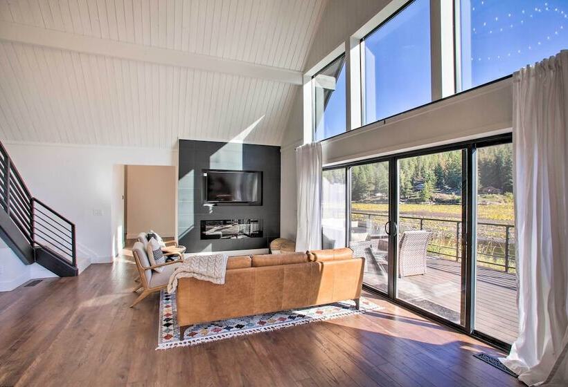 A Contemporary Dream: Lakefront Rathdrum Oasis!