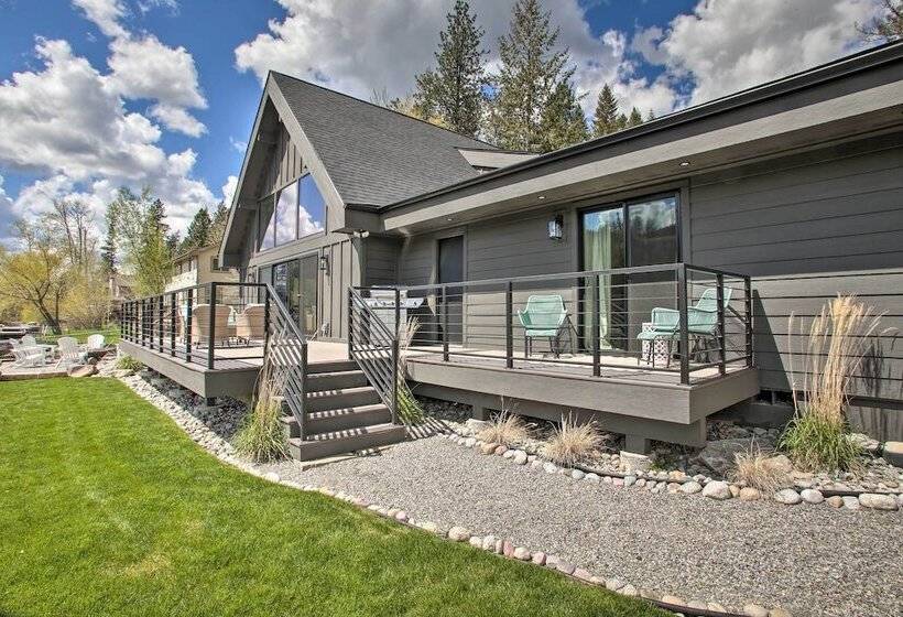 A Contemporary Dream: Lakefront Rathdrum Oasis!