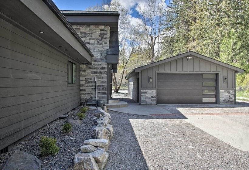 A Contemporary Dream: Lakefront Rathdrum Oasis!