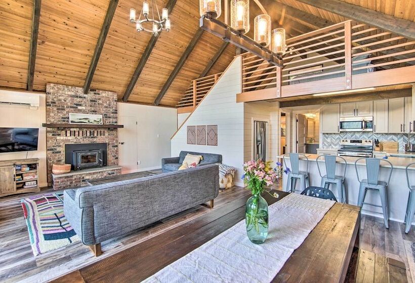 Alpine Retreat W/ Hot Tub & Mountain Views!