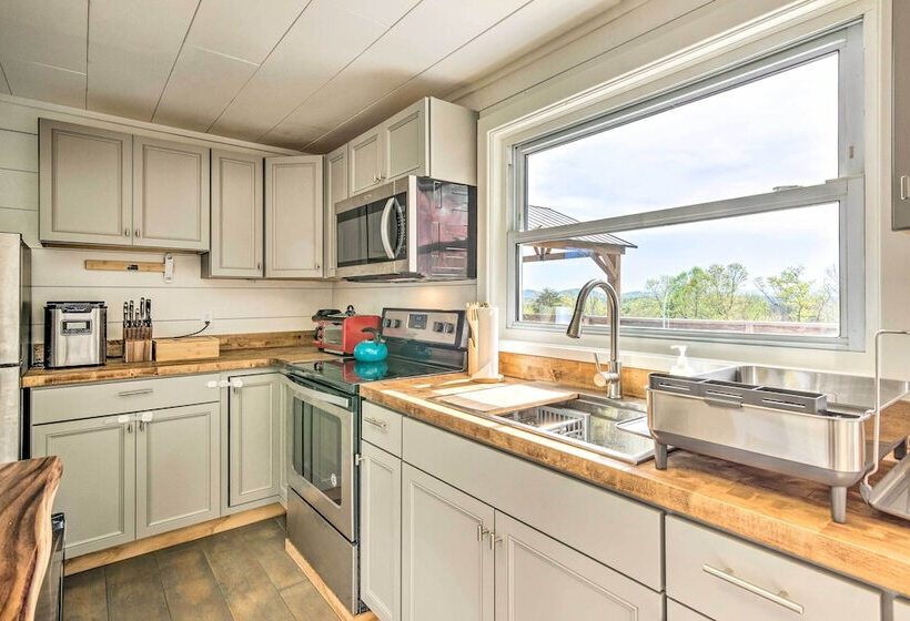 Amenity Packed Nebo Oasis W/ Deck & Mtn Views