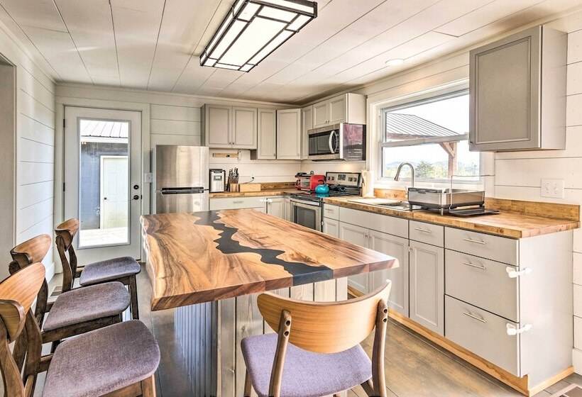 Amenity Packed Nebo Oasis W/ Deck & Mtn Views