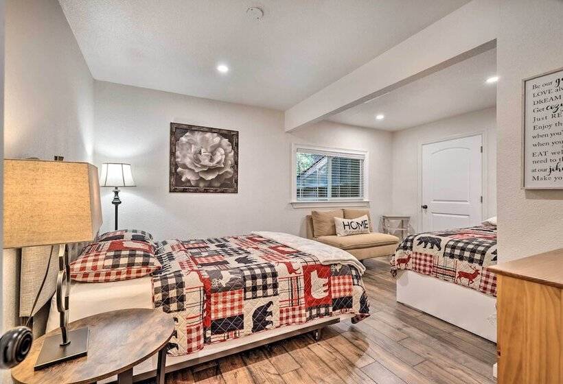 Private Hot Tub, Fire Pit + Swingset: Arnold Home