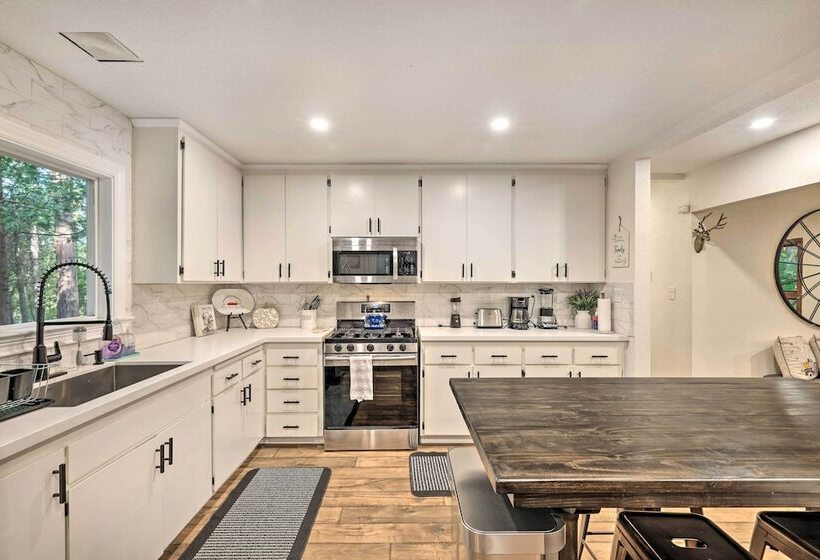 Private Hot Tub, Fire Pit + Swingset: Arnold Home