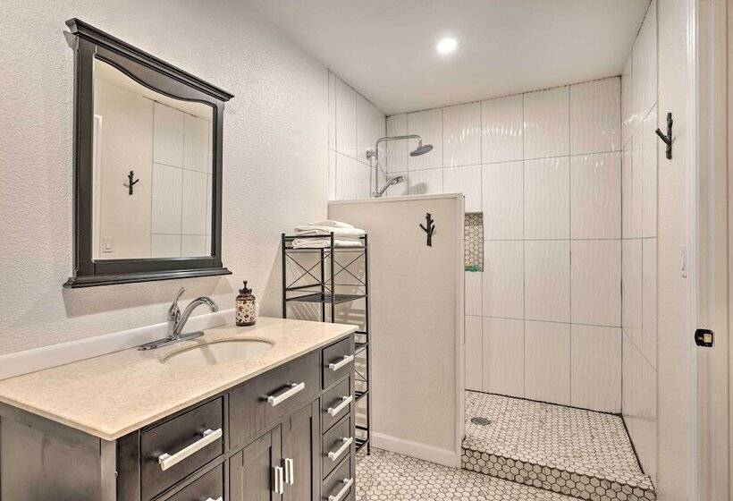 Private Hot Tub, Fire Pit + Swingset: Arnold Home