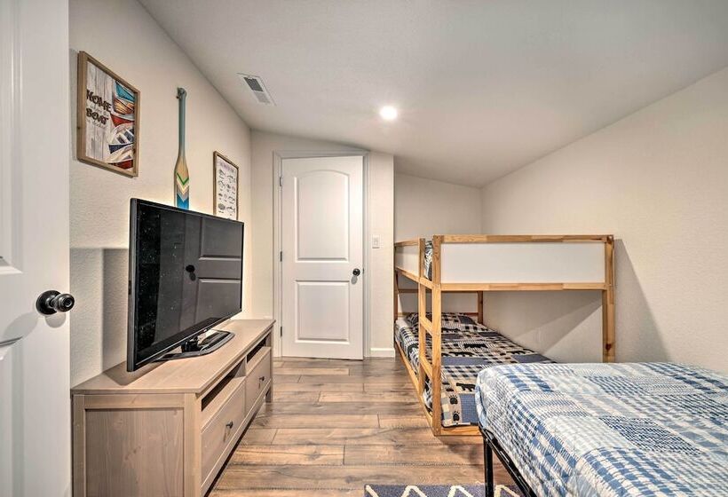 Private Hot Tub, Fire Pit + Swingset: Arnold Home