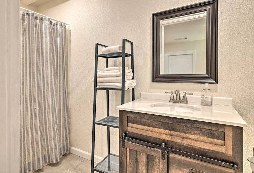 Private Hot Tub, Fire Pit + Swingset: Arnold Home