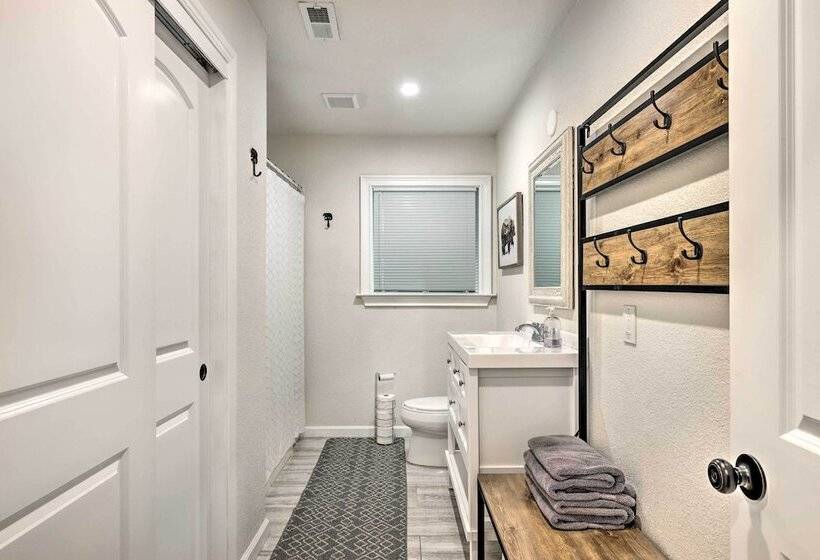 Private Hot Tub, Fire Pit + Swingset: Arnold Home